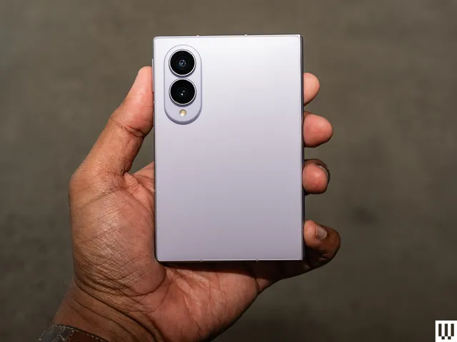 Samsung Galaxy Z Fold8 deschis, cu ecranul interior pliabil