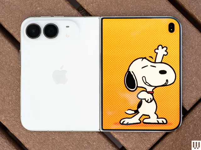 Apple iPhone Duo deschis, cu ecranul interior de format tabletă